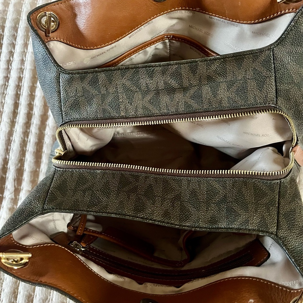 Michael Kors Shoulder bag in good condition.